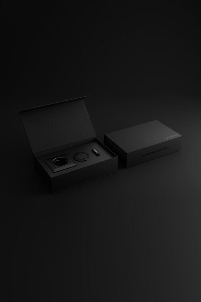 revoltab Starter Package schwarz. Zu sehen ist ein schwarzer, offener Karton, in welchem ein Smart Diffuser sowie ein schwarzer Raumduft Tab stecken.