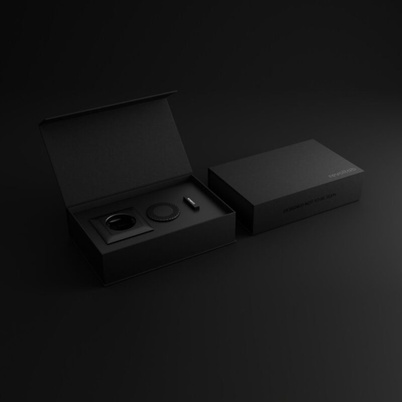 revoltab Starter Package schwarz. Zu sehen ist ein schwarzer, offener Karton, in welchem ein Smart Diffuser sowie ein schwarzer Raumduft Tab stecken.